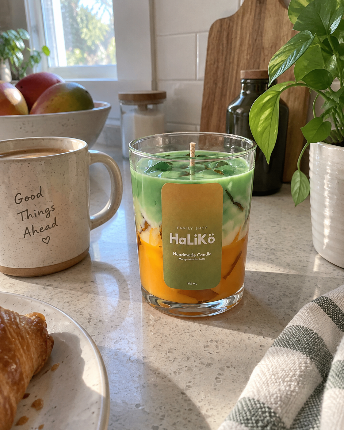 Haliko Mango Matcha Latte kaars op een keukenblad