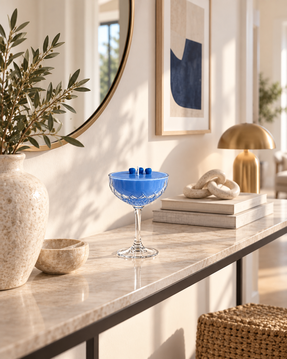 Blauwe Haliko dessertkaars in een glazen coupe op een marmeren sidetable