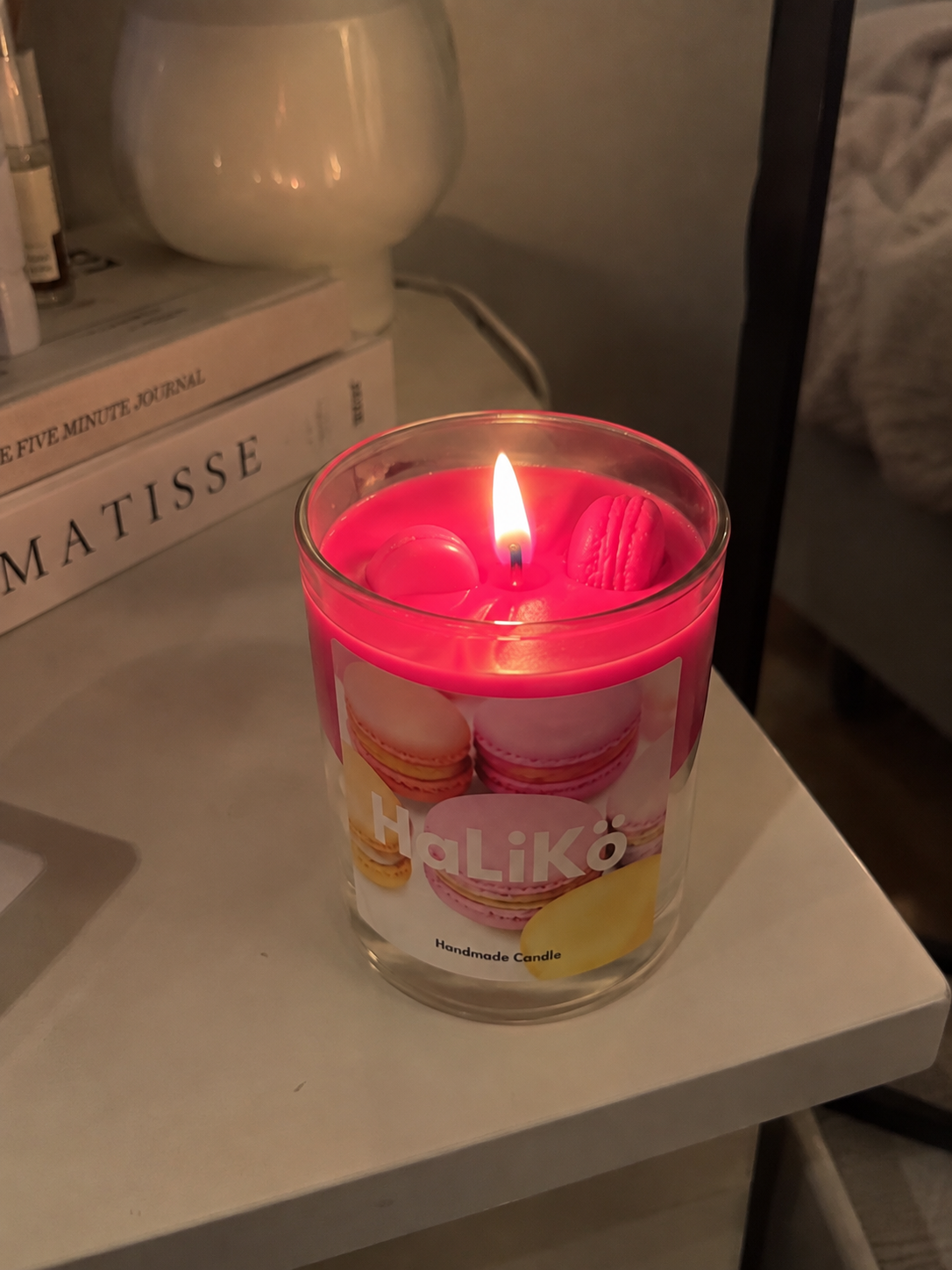 Roze Haliko Macaron geurkaars met brandende lont
